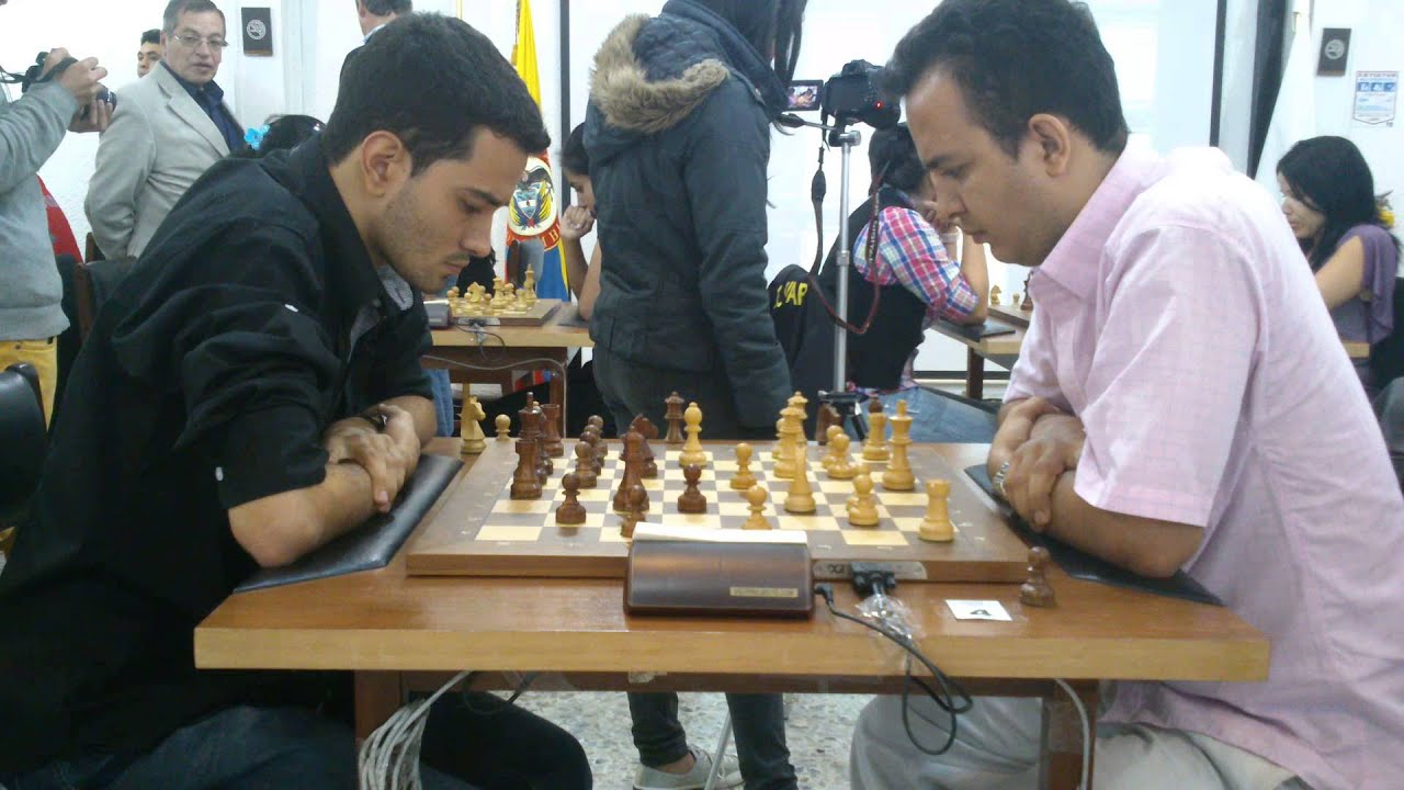 GM Cristian Ríos (izquierda) en una partida con el GM Sergio Barrientos. Ambos representan a Risaralda.